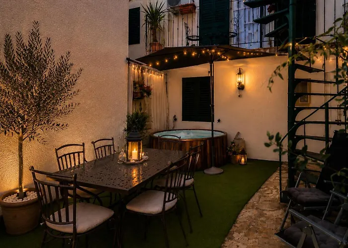 Quiet Oasis In The Heart Of Old Town- Two Kitchen,3Bath