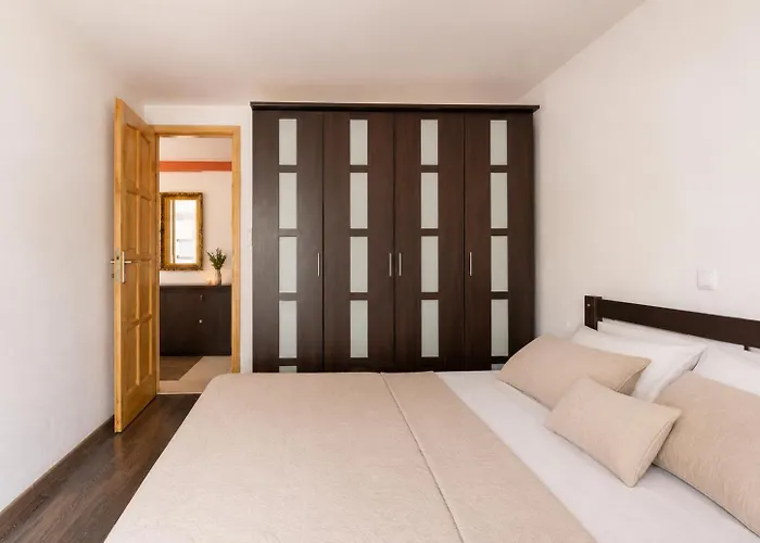 Quiet Oasis In The Heart Of Old Town- Two Kitchen,3Bath