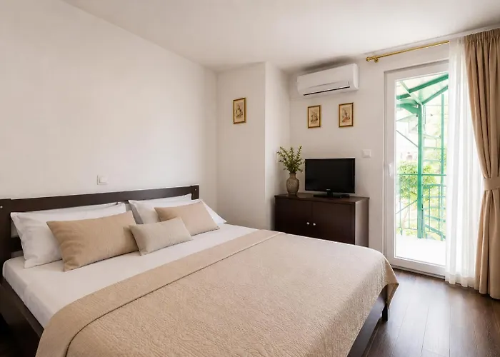 Quiet Oasis In The Heart Of Old Town- Two Kitchen,3Bath